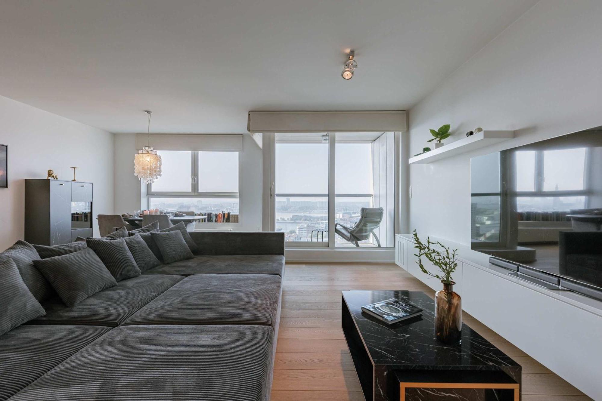 Modern With Views & 2 Bedrooms *