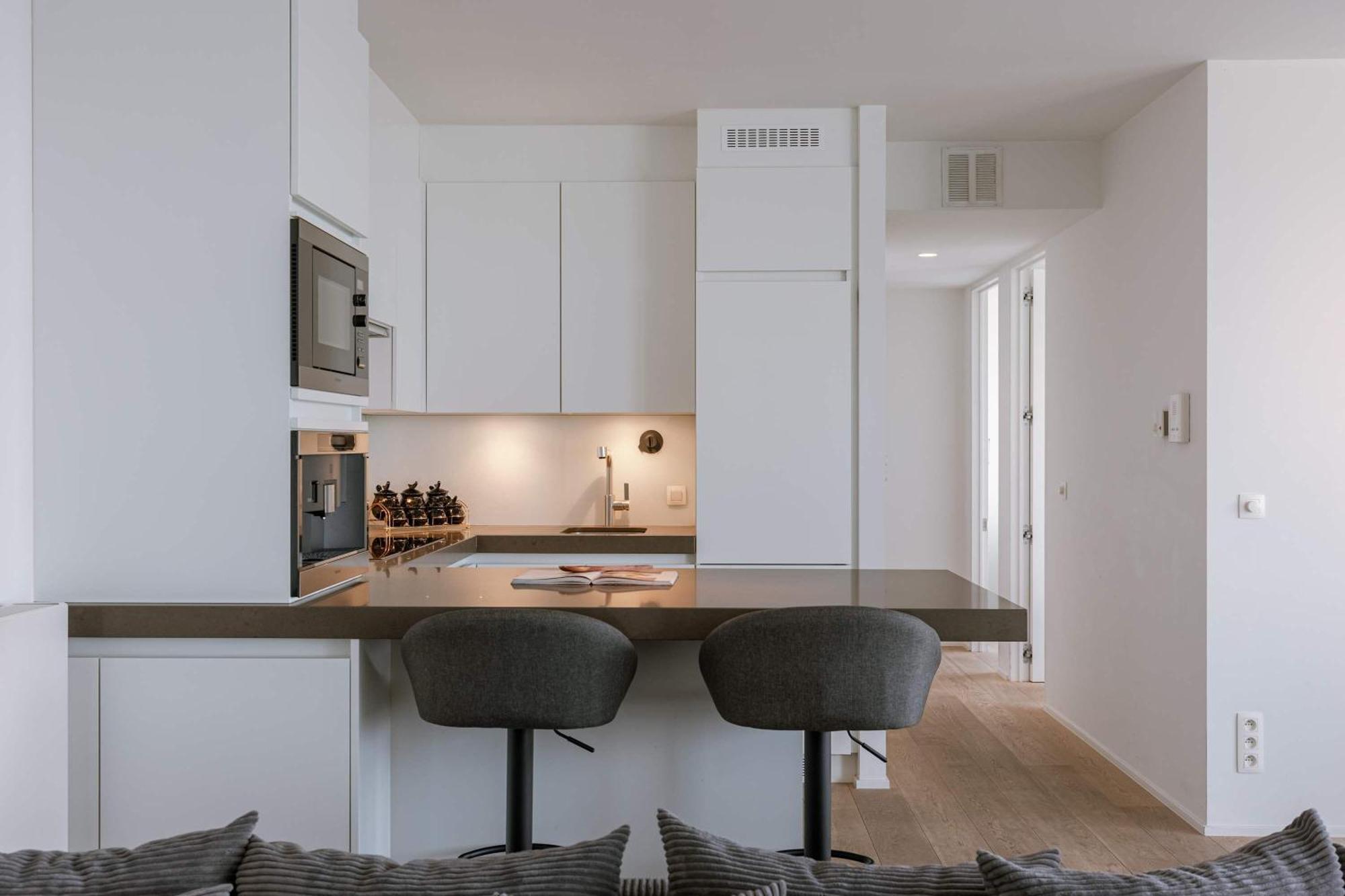 Modern With Views & 2 Bedrooms Apartment *
